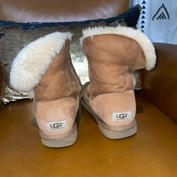 Ugg Short Womens Boots Size 8! - Picture 12 of 16